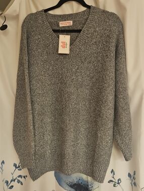 Discount Divas Gray V-Neck Crew Sweater So Very Soft!!!
